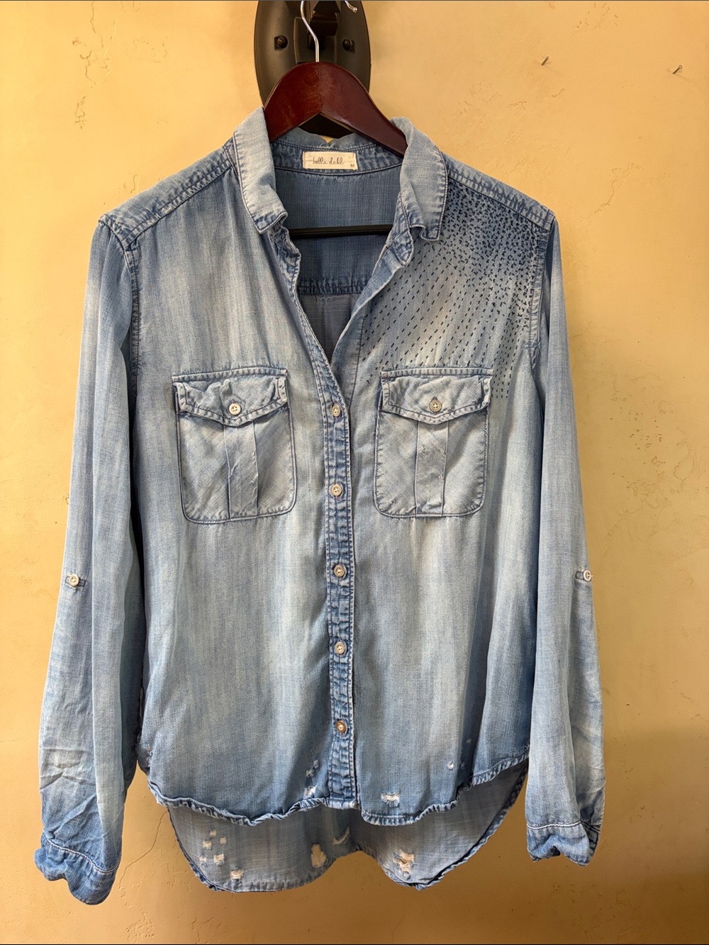Sz M Bella Dahl Light Blue Soft Denim Button-Down Shirt with Stitched Shoulder